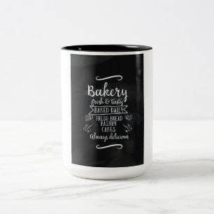 Vintage Bäckerei-Kreidetafel-Plakat Zweifarbige Tasse