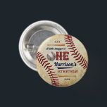 Vintage Baseball Boys 1. Geburtstag Button<br><div class="desc">Feiern Sie stilvoll mit diesen lustigen und sehr trendigen 1. Geburtstagsknöpfen. Das Design lässt sich leicht mit Ihrer speziellen Veranstaltungssprache personalisieren und Ihre Gäste werden begeistert sein,  wenn sie diese fantastischen Buttons sehen. Matching-Elemente finden Sie in der Auflistung.</div>