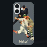 Vintage Baseball-Spieler vor Zuhause iPhone 16 Hülle<br><div class="desc">Einfach zu individualisieren Handy-Fall,  fügen Sie einfach Ihren Namen! Vintage Illustration Sportbaseball-Design mit altmodischen Baseball-Spielern. Es gibt einen Schiedsrichter,  einen Fänger,  der versucht,  einen Baseball zu fangen,  und einen Läufer,  der es sicher auf Zuhause-Basis schafft.</div>