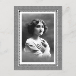 Vintage Beauty - Geschütztes Herz - in Schwarzweiß Postkarte