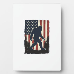 Vintage-Bigfoot-Amerikanische-Flagge-Wald-Vektorde Fotoplatte