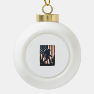 Vintage-Bigfoot-Amerikanische-Flagge-Wald-Vektorde Keramik Kugel-Ornament