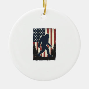Vintage-Bigfoot-Amerikanische-Flagge-Wald-Vektorde Keramik Ornament