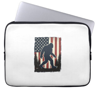Vintage-Bigfoot-Amerikanische-Flagge-Wald-Vektorde Laptopschutzhülle