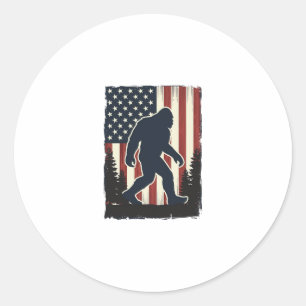 Vintage-Bigfoot-Amerikanische-Flagge-Wald-Vektorde Runder Aufkleber