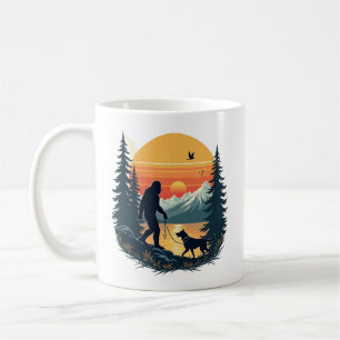 Vintage Bigfoot gehender Hund Berg Sonnenuntergang Kaffeetasse
