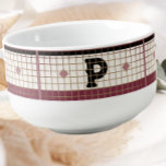 Vintage Bistro-Tile-Cranbere und Goldmonogramm Große Suppentasse<br><div class="desc">Ein Bistro Fliesendesign,  das zeitlos und luxuriös ist. Diese klassische Cranberry,  Creme und Gold Imitat Kachelsuppe oder Müsli Tasse ist perfekt für jede Zuhause. Die klaren Linien,  die einfachen Farben und das Vintage Muster machen diese fetten Teile aus.</div>