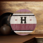 Vintage Bistro-Tile-Cranbere und Goldmonogramm Schneidebrett<br><div class="desc">Diese klassische Cranberry-,  Creme- und Gold Imitat Fliesenschneidplatte ist perfekt für jede Zuhause. Die klaren Linien,  die einfachen Farben und das Vintage Muster sind zeitlos und vielseitig. Ein Bistrofliesen mit einer Oberfläche,  die haltbar und leicht zu reinigen ist.</div>