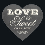 Vintage Black Chalkboard Liebe ist süße Hochzeit Herz-Aufkleber<br><div class="desc">Whimsikale Gastgeschenk Hochzeit Aufkleber in Herzform "Liebe ist süß" mit einem Monogramm der Braut- und Bräutigamen und dem Hochzeitstermin und mit einem weichen weißen Kreide-Aussehen auf einem rustikalen schwarzen Papphintergrund mit texturiertem Aussehen.</div>
