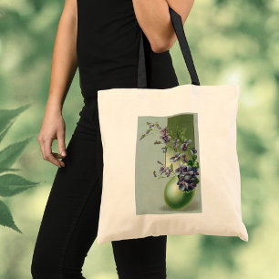 Vintage blühende violette Blumen in einem Osterei Tragetasche