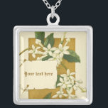 Vintage Blume aus weißem Jasmin Versilberte Kette<br><div class="desc">Weiße Jasmin-Blume mit grünen Blätter Vintage Aquarellfarbe zeichnend silberne Halskette,  mit einer Aquarellfarbe zeichnend aus weißen Jasminen-Blume und einem eingeprägten Hinweis auf braunen und Elfenbeinhintergrund. Ein neuer Ansatz für ein Vintages Design.</div>