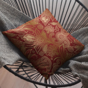 Vintage-Blumenmuster in Gold auf dunkelrotem Paisl Kissen