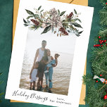 Vintage Blumenrahmen Weihnachtsfotokarte Feiertagskarte<br><div class="desc">Das ist eine schöne,  bemalte Urlaubsfotokarte mit weißem Hintergrund und einem schönen Rahmen in geometrischer Form in der Blume. Der Rahmen ist mit botanischen Urlaubselementen verziert und platziert,  um einen einzigartigen Rahmen für Ihr Foto zu schaffen.</div>