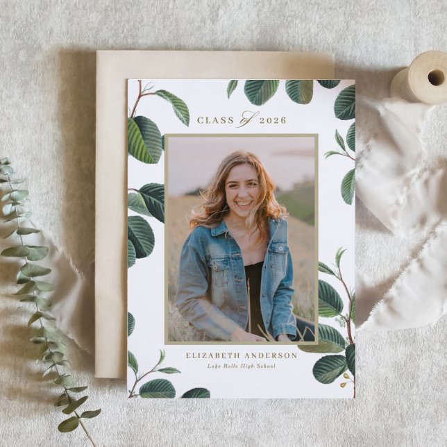 Vintage botanische Blätter Weißes Foto Abschluss Einladung (Customizable photo graduation invitation featuring botanical greenery.)
