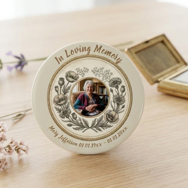 Vintage Botanische Gedenkfeier des Lebens Button (Vintage floral memorial photo button for a grieving family to wear at a celebration of life service.)
