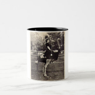 Vintage Broadway-Schauspielerin reitet auf einem S Zweifarbige Tasse