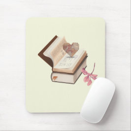 Vintage-Buch-Ästhetik mit Herzkarte & Botanik Mousepad