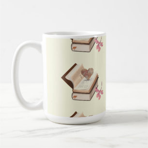 Vintage Buchästhesie mit Herzkarte und botanischer Kaffeetasse