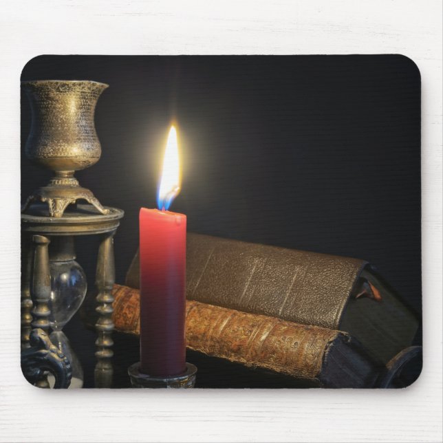 Vintage Bücher und Stundenglas auf dunklem Hinterg Mousepad (Vorne)