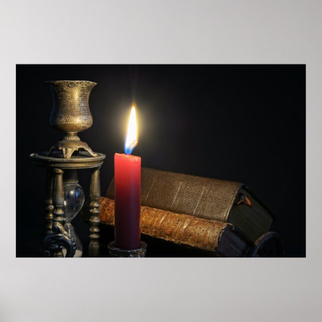 Vintage Bücher und Stundenglas auf dunklem Hinterg Poster (Vorne)