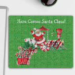 Vintage Buchstaben des Santa Riding Train Candy Wh Puzzle<br><div class="desc">Dieses Puzzle aus Acryljig hat einen Vintagen Weihnachtsmann,  der einen Zug aus Pfefferminzbonbons mit Briefen und Bonbons mit Weihnachten auf dem Motor auf einem dunkelgrünen Hintergrund mit Imitaten mit goldenen Glitzern fährt. Passen Sie das Hier kommt der Weihnachtsmann mit der Vorlage an.</div>