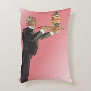 Vintage Butler im Smoking serviert Wein auf einem Dekokissen