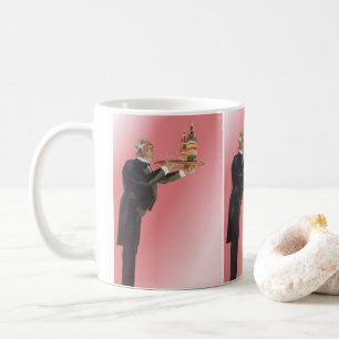 Vintage Butler im Smoking serviert Wein auf einem  Tasse