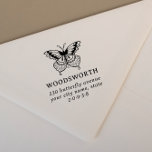 Vintage Butterfly Classic Rücksendeadresse Gummistempel<br><div class="desc">Elegante Rücksendeadresse Briefmarke mit Familienname und Rücksendeadresse unter einem Vintagen Schmetterling zeichnend. Für die Typografie haben wir einen klassischen Serif-Schriftart gewählt. Ihr Name ist in Hauptstädte, während die Adressinformationen in Kleinbuchstaben kursiv sind. Wir haben den Text so groß wie möglich behalten, um eine klare Lesbarkeit nach dem Stempeln zu gewährleisten...</div>
