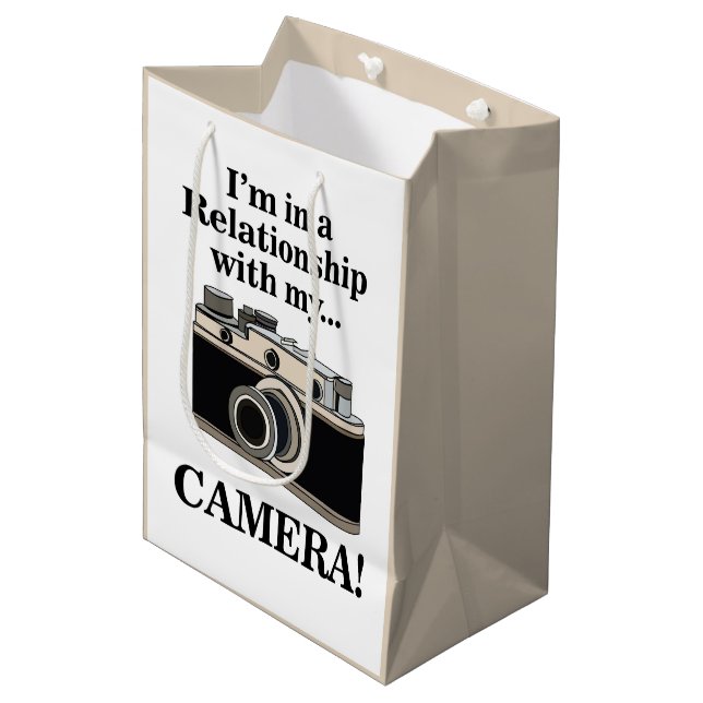 Vintage Camera Funny Photographer Birthday Mittlere Geschenktüte (Vorderseite Schrägansicht)