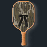 Vintage Camouflage des Bottomlandes Niedlich Black Pickleball Schläger<br><div class="desc">Die Camouflage Niedlich Bow in der Bottomandschaft zeichnet sich durch ein charmantes Design aus, das mit schwarzem Band und einem Tarnmuster aus dem Bottomland-Stil versehen ist. Dieser Bogen eignet sich hervorragend, um eine stilvolle Touch zu schaffen und gleichzeitig ein ruhiges Aussehen zu bewahren. Er kombiniert Funktionalität mit einer spielerischen Ästhetik...</div>