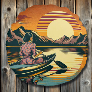 Vintage-Camping-Szene Frau beim Kayakfahren Rundes Kissen