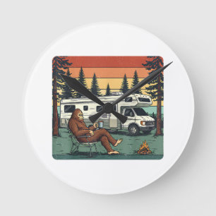 Vintage-Camping-Wohnmobil-RV-Bigfoot-Abenteuer Runde Wanduhr