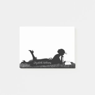 Vintage Chic junge Frau liest ein Buch mit Namen Post-it Klebezettel