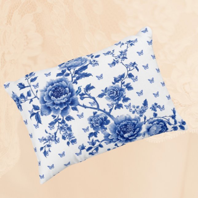 Vintage Chinoiserie Blau Weiße Schmetterlinge Rose Dekokissen (Lovely Chinoiserie blue butterflies and roses accent pillow for a touch of vintage elegance!)