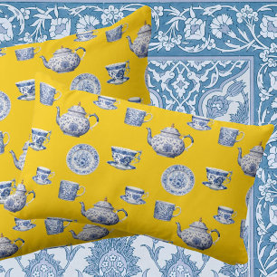 Vintage-Chinoiserie-Blue-Weiß-Geschirr auf Gelb Kissen