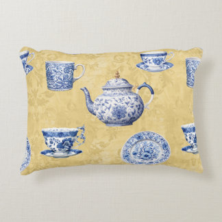 Vintage Chinoiserie Blue White Dishes on Gold Dekokissen