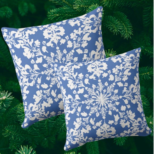 Vintage Chinoiserie Style Blue White Snowflakes Kissen (Fun blue and white snowflake holiday pillows!)