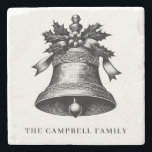 Vintage Christmas Bell Familienname Steinuntersetzer<br><div class="desc">Lassen Sie sich von unserem Stone Untersetzer mit einer aufwändig geätzten Vintagen, inspirierten Weihnachtsglocke mit Heiligen Beeren und Bändern verzaubern. Passen Sie es mit Ihrem Familiennamen an, um eine persönliche und festliche Touch hinzuzufügen. Dieser Untersetzer aus haltbarem, hochwertigem Stein schützt nicht nur Ihre Tischdecken, sondern bringt auch den Geist der...</div>