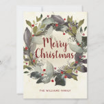 Vintage Christmas Green Holly Berry Wreath Feiertagskarte<br><div class="desc">Verpassen Sie einen personalisierten Urlaub in dieser Weihnachtszeit mit einer unserer botanischen Flachkarten . Dieses Design ist mit einem Aquarellkranz mit roten Beeren auf beigem Hintergrund gestaltet. In der Mitte in einer modernen roten Schriftzeichen-Typografie steht: "Frohe Weihnachten". Unten in rot ist Ihr Familienname und Ihre Adresse für die Personalisierung. Die...</div>