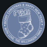 Vintage Christmas Strumpf Holiday Wish Blue Runder Aufkleber<br><div class="desc">Weihnachtsfeiertag wünscht Aufkleber mit Ihrem Familiennamen in weißer, moderner Typografie und einem hübschen handgezeichneten Weihnachtsweihnachtsweihnachtsweih auf holländischem Hintergrund. Fügen Sie einfach Ihren Namen und Ihren persönlichen Text hinzu und schicken Sie Ihrer Familie und Freunden eine Liebe mit dieser perfekten Touch für Ihre Feriengäste und E-Mail! Exklusiv für Sie entworfen von...</div>