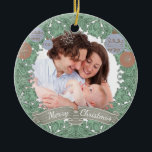 Vintage Christmas Wreath Custom Foto Keramik Ornament<br><div class="desc">Dekorative und verzierte Familienporträts. Ein grüner Spitzen-Kranz mit Baubles umrahmt Ihr Foto mit zarten Schneeflocken,  die auf Ihrem Foto platziert sind. Personalisieren Sie auf der Rückseite mit einer Weihnachtsbotschaft für ein Geschenk oder als Familiensatz.</div>