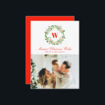 Vintage Christmas Wreath Monogram Foto Feiertagskarte<br><div class="desc">Ein eleganter Kranz von heiligen und mistletoe Akzenten Familiennamen ein Buchstaben Monogramm auf diesem Single Landschaft Foto Weihnachtskarte in klassischen Tönen von Rot und Grün. Fügen Sie dem Backer der Karte eine längere benutzerdefinierte Nachricht für größere Personalisierungsoptionen hinzu und machen Sie Ihre Karte zu einer echten Art.</div>