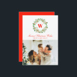 Vintage Christmas Wreath Monogram Foto Feiertagskarte<br><div class="desc">Ein eleganter Kranz von heiligen und mistletoe Akzenten Familiennamen ein Buchstaben Monogramm auf diesem Single Landschaft Foto Weihnachtskarte in klassischen Tönen von Rot und Grün. Fügen Sie dem Backer der Karte eine längere benutzerdefinierte Nachricht für größere Personalisierungsoptionen hinzu und machen Sie Ihre Karte zu einer echten Art.</div>