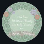 Vintage Christmas Wreath Personalisiert Runder Aufkleber<br><div class="desc">Dekorative und verzierte Weihnachtsaufkleber. Ein grüner Spitzen-Kranz mit Baubles umrahmt Ihre Botschaft mit zarten Schneeflocken. Ideal,  um Weihnachtspakete und -geschenke zu ergänzen.</div>