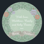 Vintage Christmas Wreath Personalisiert Runder Aufkleber<br><div class="desc">Dekorative und verzierte Weihnachtsaufkleber. Ein grüner Spitzen-Kranz mit Baubles umrahmt Ihre Botschaft mit zarten Schneeflocken. Ideal,  um Weihnachtspakete und -geschenke zu ergänzen.</div>