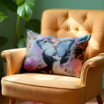 Vintage Collage Lendenkissen<br><div class="desc">Dieses Design verbindet die Coquette-Ästhetik mit einem traumhaften Retro-Collage-Ambiente. Eine auffallend blaue Schmetterlingssonde über das Gesicht einer Frau, die Mysterien und Launen hinzufügt, während Pastelltöne aus Rosa und Lavendelschmetterlingen herumflattern und das ätherische Gefühl verstärken. Im Hintergrund blühen lebendige Blume, die eine üppige, Vintag inspiriert Gartenlandschaft schaffen. Ideal für Liebhaber nostalgischer,...</div>