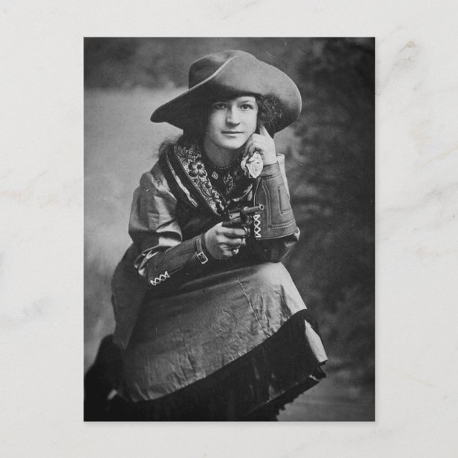Vintage Cowgirl Posting mit ihrem Six Shooter Postkarte (Vorderseite)