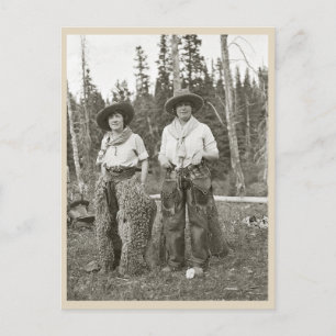 Vintage Cowgirls im Chaps-Foto der 1920er Postkarte