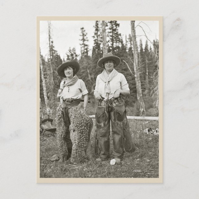 Vintage Cowgirls im Chaps-Foto der 1920er Postkarte (Vorderseite)