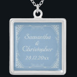 Vintage Creme-Blumenrahmen auf blaue Hochzeit in d Versilberte Kette<br><div class="desc">Ein Vintages Design für Ihre kommenden Nuptials mit einem cremefarbenen, blumengeschmückten Rahmen auf dunkelblauem Hintergrund. Der Text ist vollständig für Ihren eigenen besondere Anlass anpassbar. Dieses elegante Design stimmt mit dem Vintagen Creme Floral Frame auf der dunkelblauen Hochzeitskollektion überein. Wenn Sie Hilfe bei der Anpassung für Ihren speziellen Tag benötigen...</div>